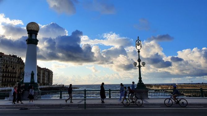 HAY VIDA EN EL  KURSAL: foto en Donostia-San Sebastián