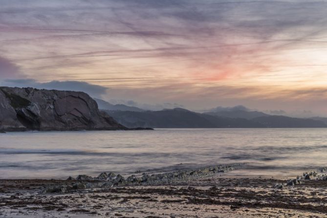 Ilunabarra Zumaiako Itzurun hondartan: foto en Zumaia