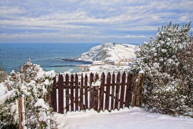 Itzurun hondartza elurretan: foto en Zumaia