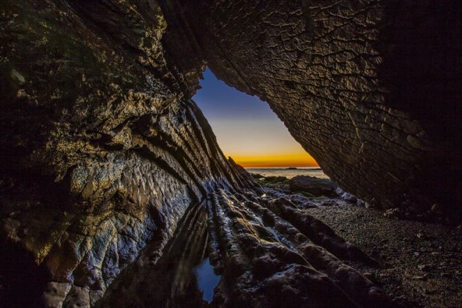 Itzurun hondartzan koba: foto en Zumaia