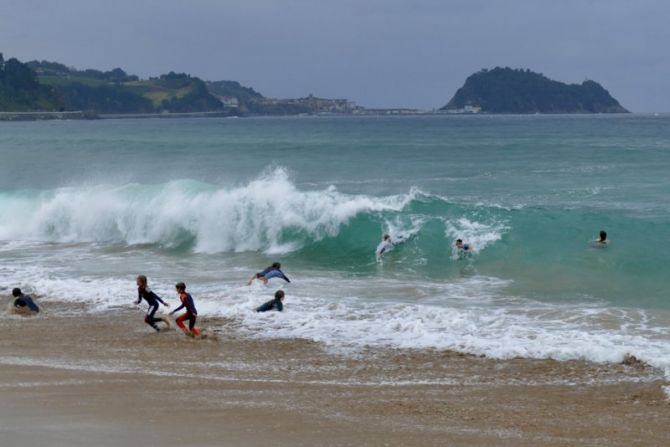 Jugando con las olas : foto en Zarautz