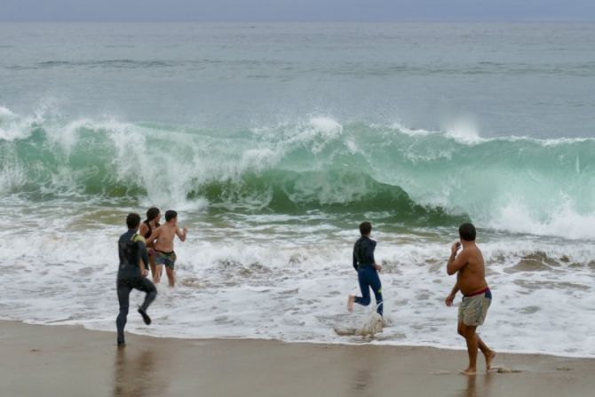 jugando con las en la playa de Zarautz : foto en Zarautz