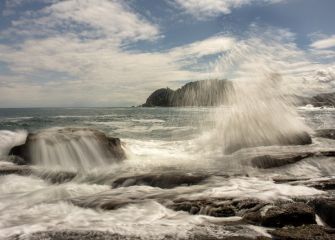 JUNTO A LAS ROCAS