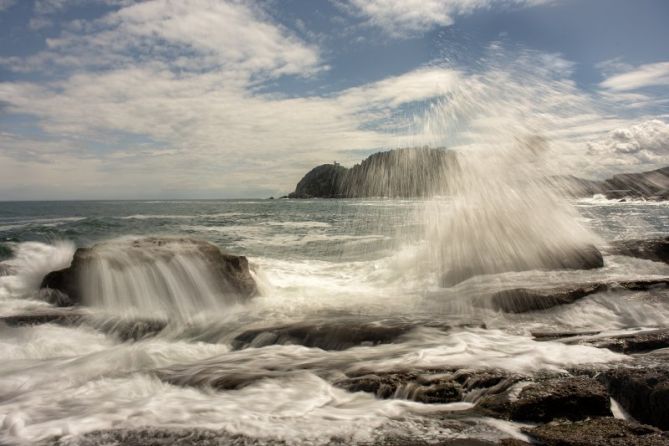 JUNTO A LAS ROCAS: foto en Getaria