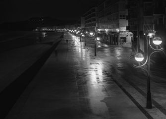 A la luz de las farolas.