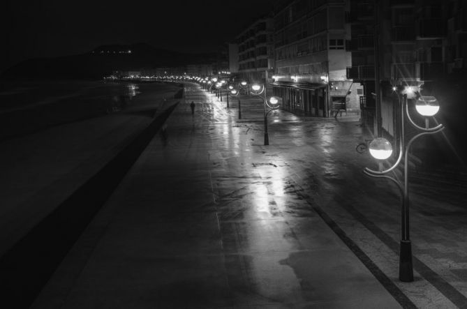 A la luz de las farolas.: foto en Zarautz