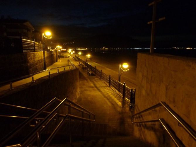 Malecón nocturno: foto en Zarautz