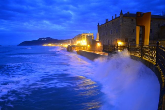 Mareas vivas en la playa de Zarautz : foto en Zarautz