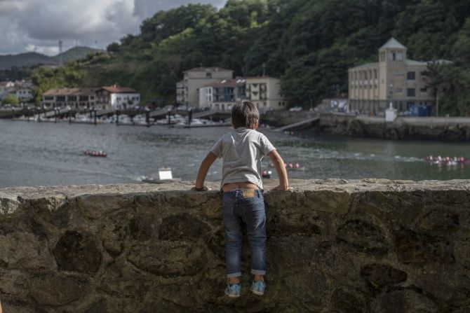 Mirando las traineras.: foto en Donostia-San Sebastián