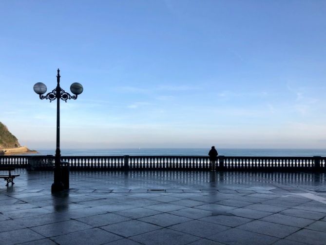 Mirando al mar: foto en Zarautz