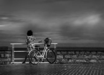 Mirando al mar con nostalgia