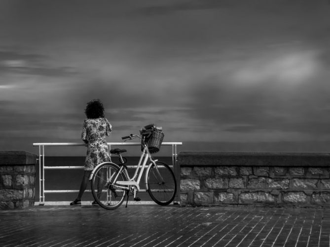 Mirando al mar con nostalgia: foto en Donostia-San Sebastián