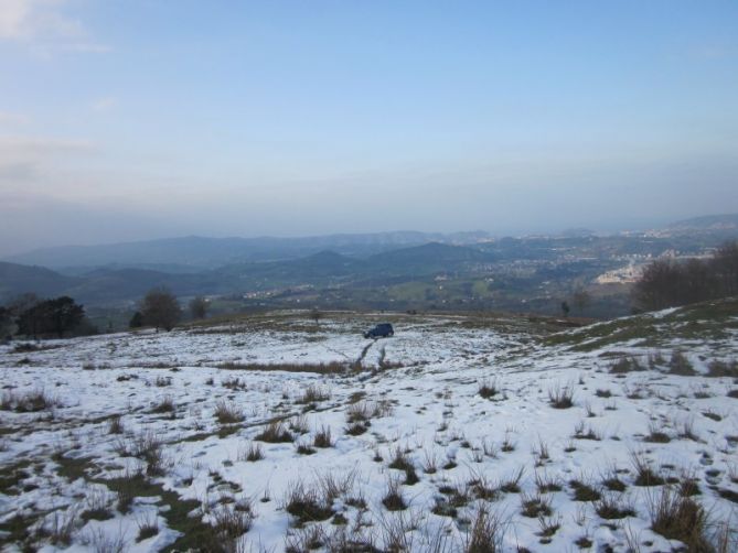 Nieve en la falda del Arlegor.: foto en Urnieta