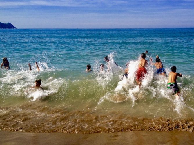 Niños jugando con las olas : foto en Zarautz