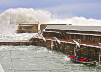 Olas gigantes en el puerto de Zarautz 