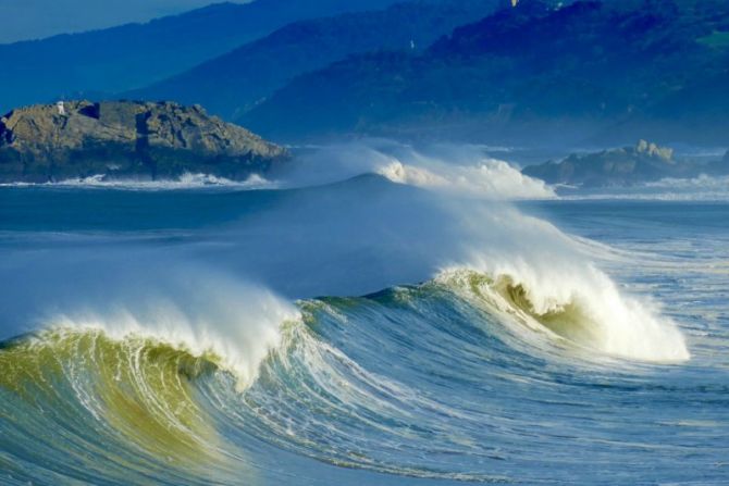 Olas con viento sur : foto en Zarautz