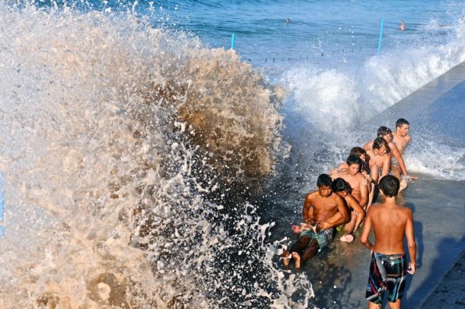 Olatuarekin jolasten : foto en Zarautz