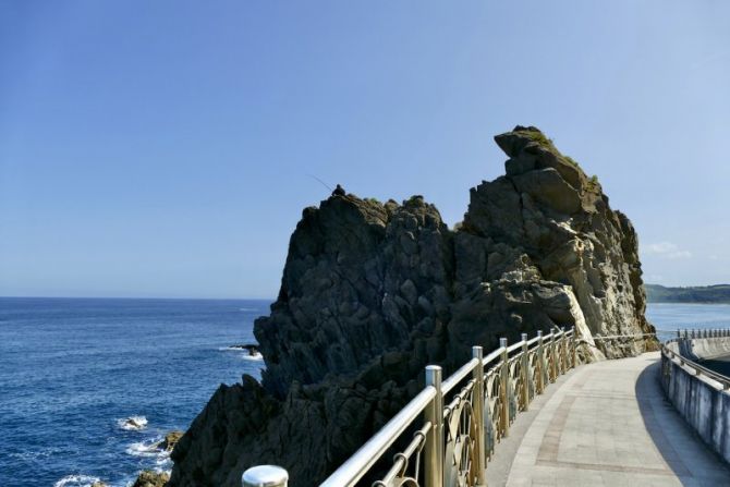 Pescador subida en la roca : foto en Getaria