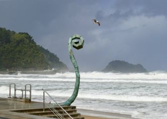 Playa de Zarautz con grandes olas 