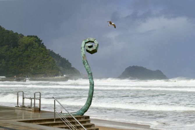 Playa de Zarautz con grandes olas : foto en Zarautz