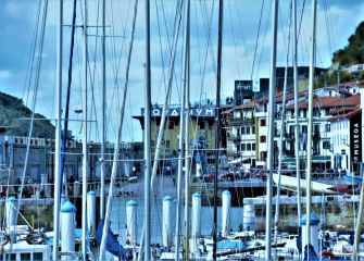 Puerto y Aquarium entre mastiles