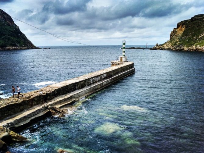 El puerto, la puerta al mar: foto en Pasaia