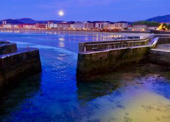 Puerto de Zarautz con luna llena 
