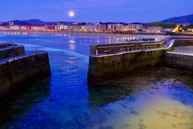 Puerto de Zarautz con luna llena : foto en Zarautz