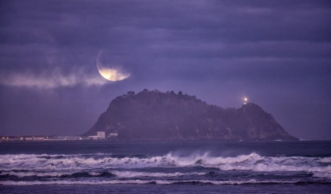 PUESTA DE LA LUNA: foto en Zarautz