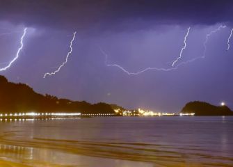 Rayos y truenos en la playa de Zarautz 