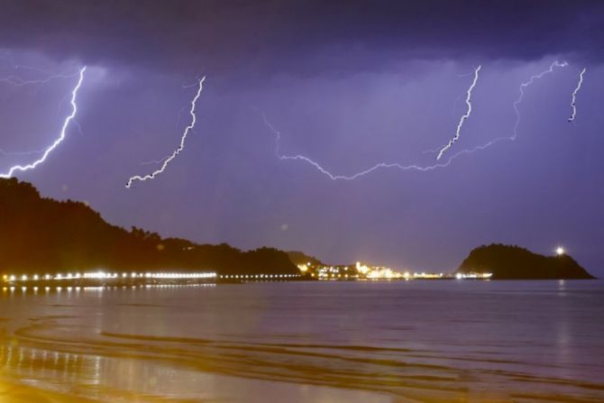 Rayos y truenos en la playa de Zarautz : foto en Zarautz