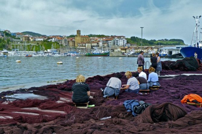 Rederas en el puerto de Getaria : foto en Zarautz