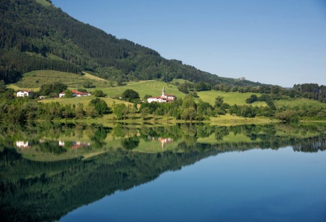 Reflejo en Urkulu: foto en Aretxabaleta