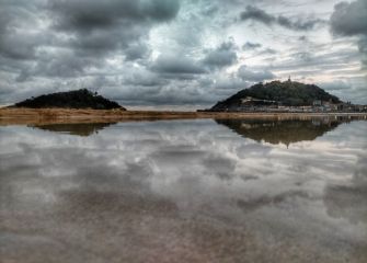 Reflejos en la Bahia de la Concha