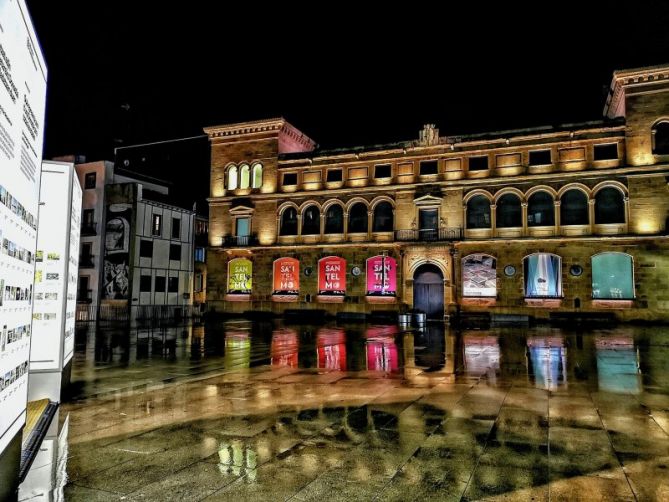 Reflejos de cultura : foto en Donostia-San Sebastián