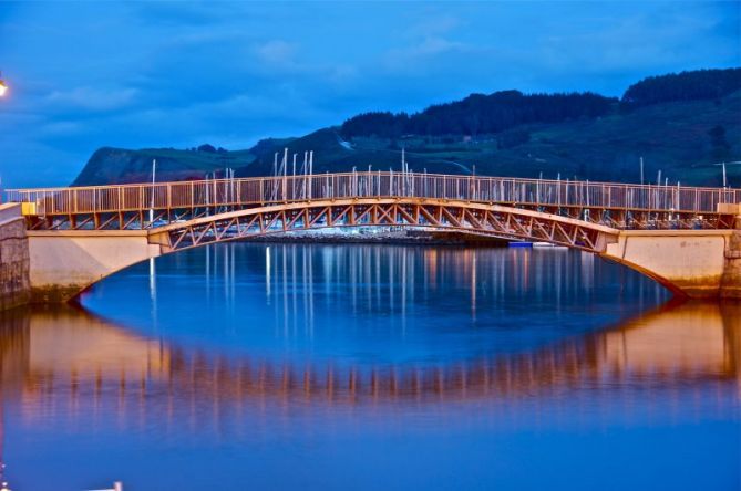 Reflejos del puente : foto en Zumaia