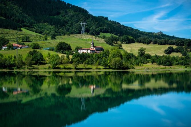 Reflejos en Urkulu: foto en Aretxabaleta