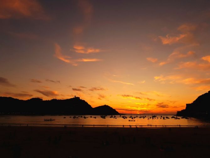 Siluetas en fuego: foto en Donostia-San Sebastián