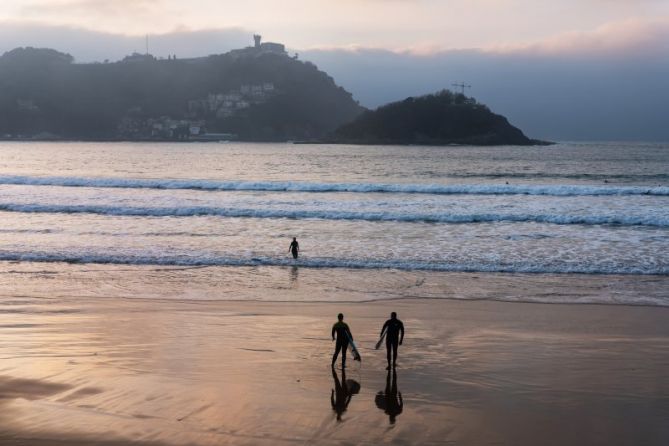 Surf al atardecer: foto en Donostia-San Sebastián