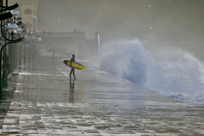 Surfista a por las olas buenas : foto en Zarautz