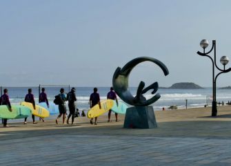 Surfistas con su monumento 