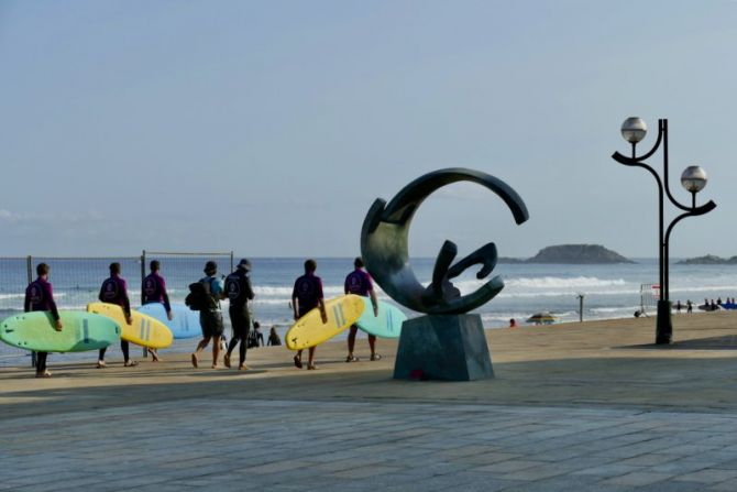 Surfistas con su monumento : foto en Zarautz