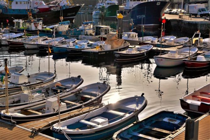 Txalupas y Reflejo: foto en Getaria