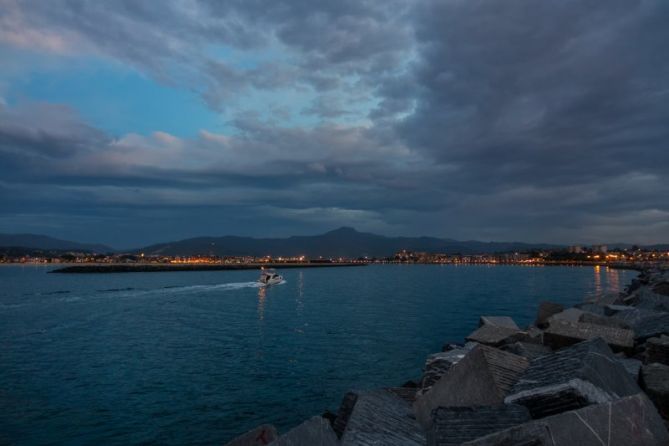 Txingudi a dos luces: foto en Hondarribia