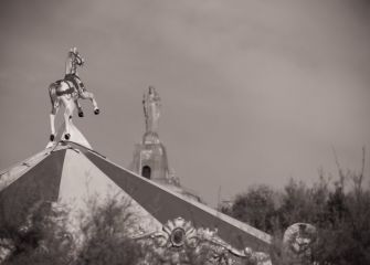 Urgul mendira begiratzen