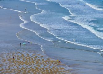 zarautzko hondartza olatu politarekin 