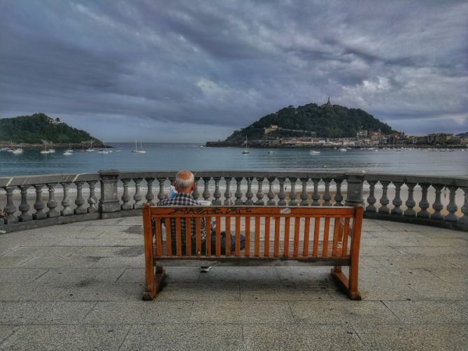 LEYENDO EL PERIÓDICO: foto en Donostia-San Sebastián