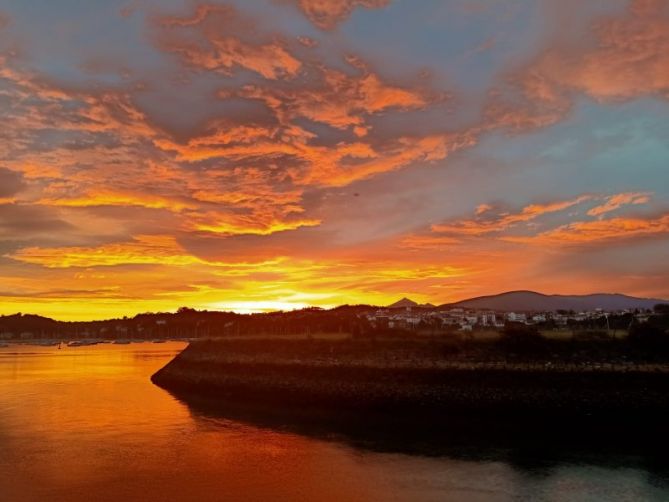 Amanecer lleno de colores: foto en Hondarribia