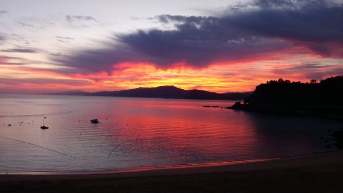 Amanecer rojo: foto en Getaria