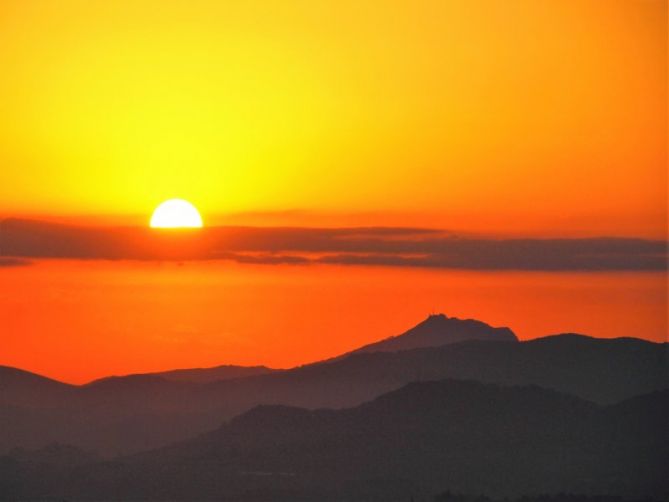 Asomandose el sol al amanecer: foto en Usurbil